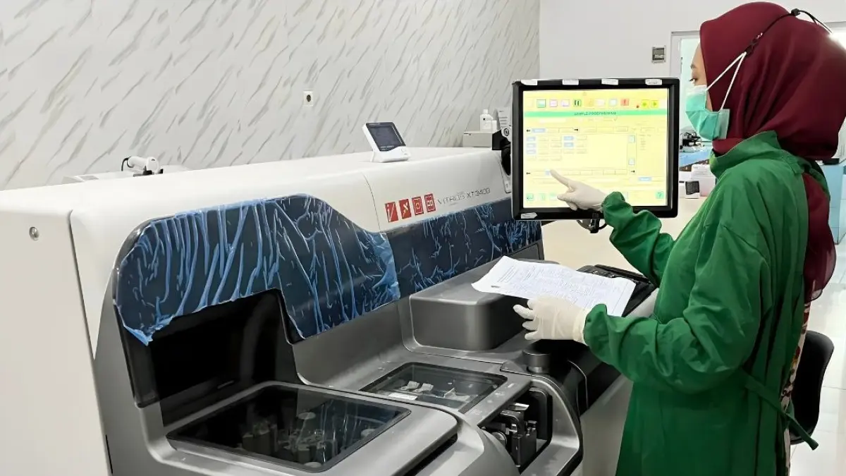 CANGGIH: Alat VITROS XT 3400 penunjang pemeriksaan laboratorium di RSUD Blambangan. (Putri RSUD Blambangan untuk RaBa)