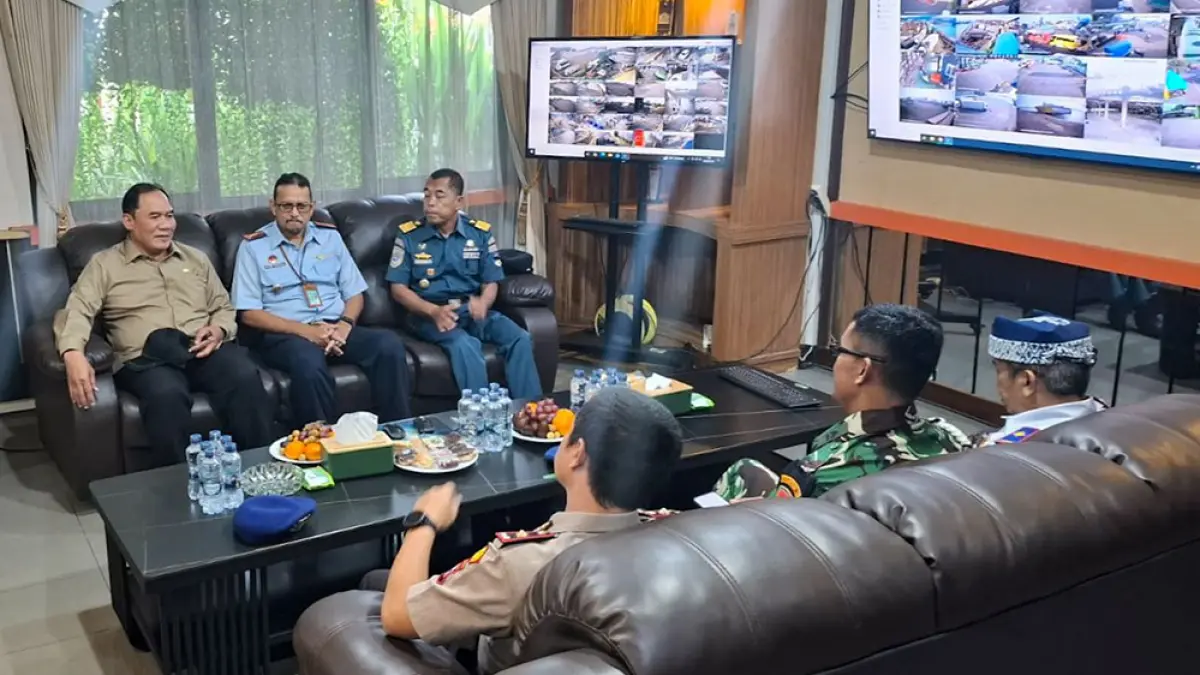 DORONG PENAMBAHAN DERMAGA: Anggota Komisi VII DPR RI Bambang Haryo Soekartono saat berkunjung di Pelabuhan ASDP Ketapang, Senin (7/4). (Ramada Kusuma/Radar Banyuwangi)