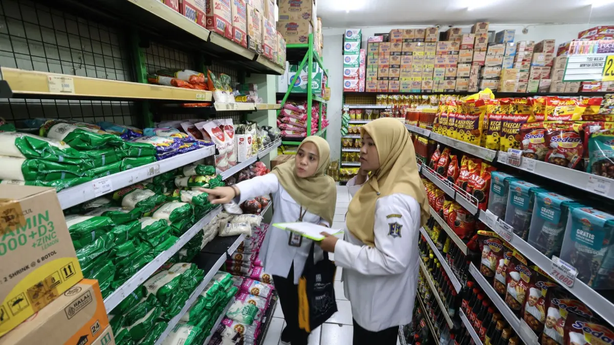 Harga plastik naik hingga 60 persen, Pemkot Surabaya perkuat monitoring pasar dan dampingi UMKM agar harga jual tetap stabil. (surabaya.go.id)