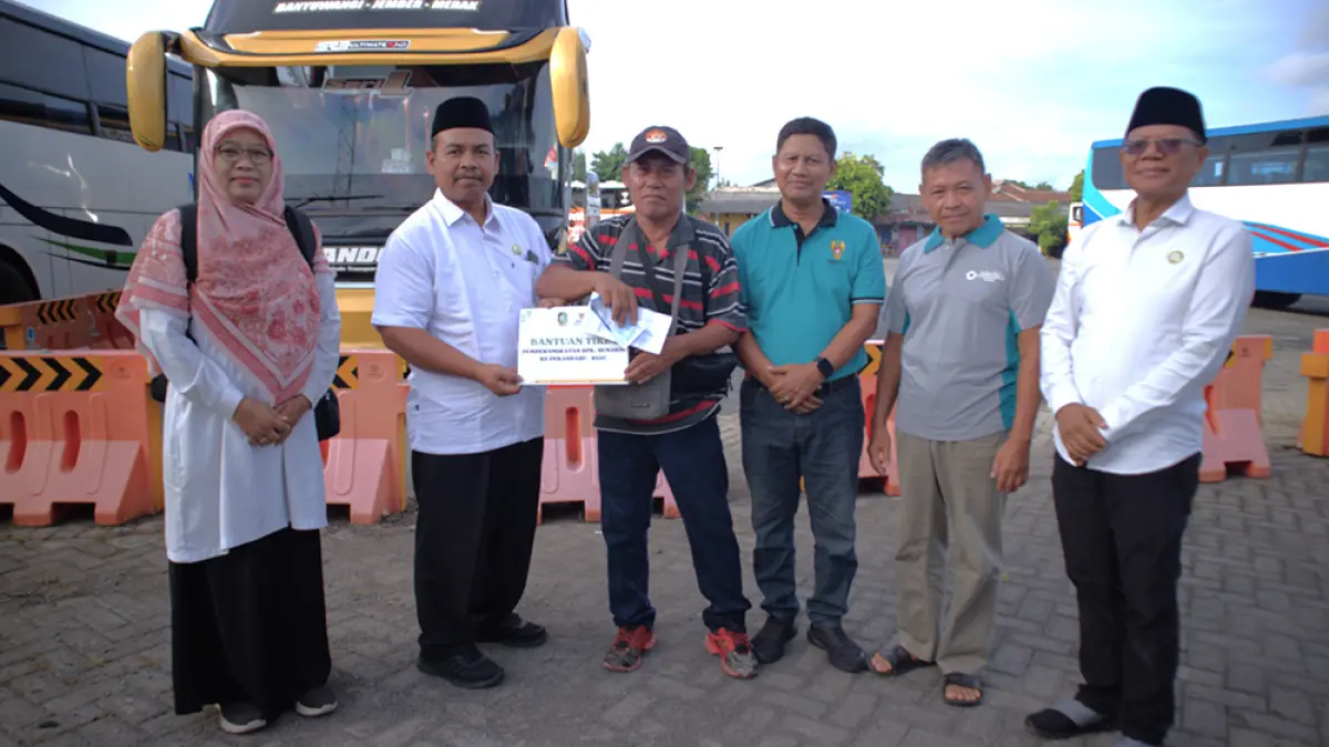 SIMBOLIS: Ketua Baznas Banyuwangi Dwi Yanto, Wakil Ketua Bidang Distribusi Nanang Khairurozik, perwakilan UPZ Kecamatan Banyuwangi disaksikan Ketua PPAD Banyuwangi Aris dan Gunawan memberangkatkan purnawirawan Kapten (Pur) Sunardi ke Pekanbaru, Riau di Terminal Brawijaya Banyuwangi pada Senin pagi (6/4). (Baznas Banyuwangi)