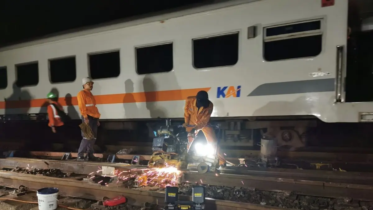 Jalur kereta api di Stasiun Bumiayu kembali beroperasi usai anjlokan KA Bangunkarta. (Antara)