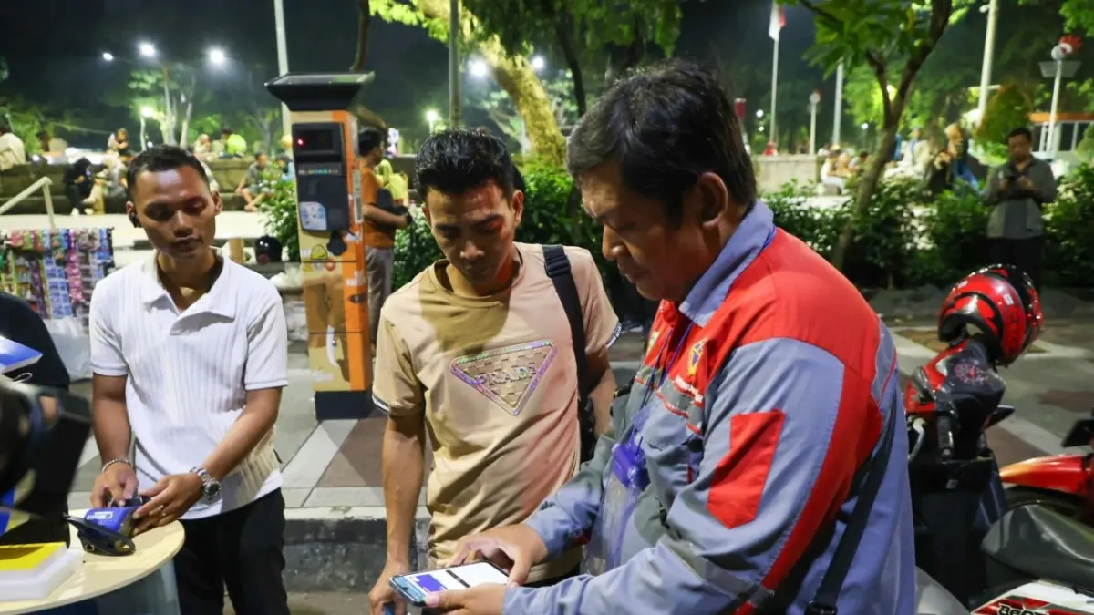 Pemkot Surabaya membekukan izin 600 jukir resmi yang menolak parkir digital. Dishub tegaskan transparansi dan siapkan pengganti. (surabaya.go.id)