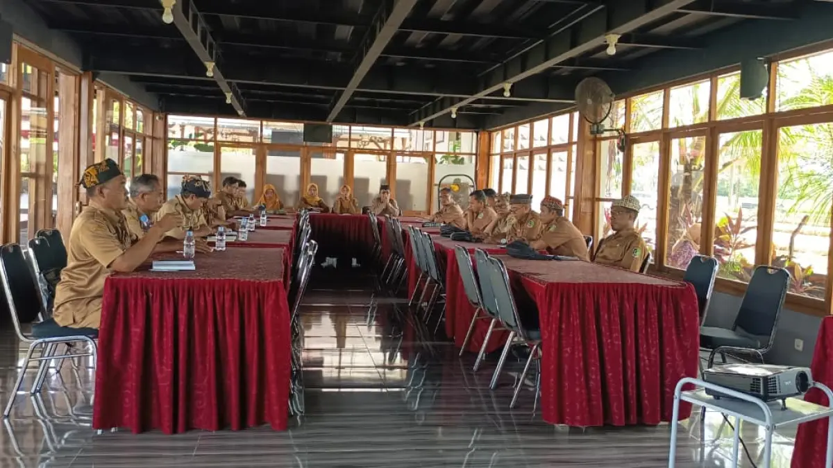 PERSIAPAN : Guna berkoordinasi pelaksaan Try Out TKA tingkat SD, pengurus K3S kecamatan se Banyuwangi mengadakan pertemuan bersama Jawa Pos Radar Banyuwangi Senin (6/4) kemarin
