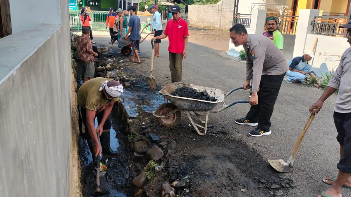 Polres Probolinggo Kota Gelorakan Gerakan Indonesia ASRI Bersama Lintas Sektor Bersihkan Lingkungan. (Humas Polri for Radar Banyuwangi)
