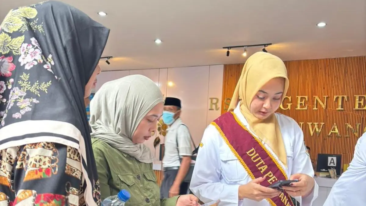 RESPONSIF: Petugas membatu pendaftaran online pasien.(RSUD Genteng untuk RaBa)