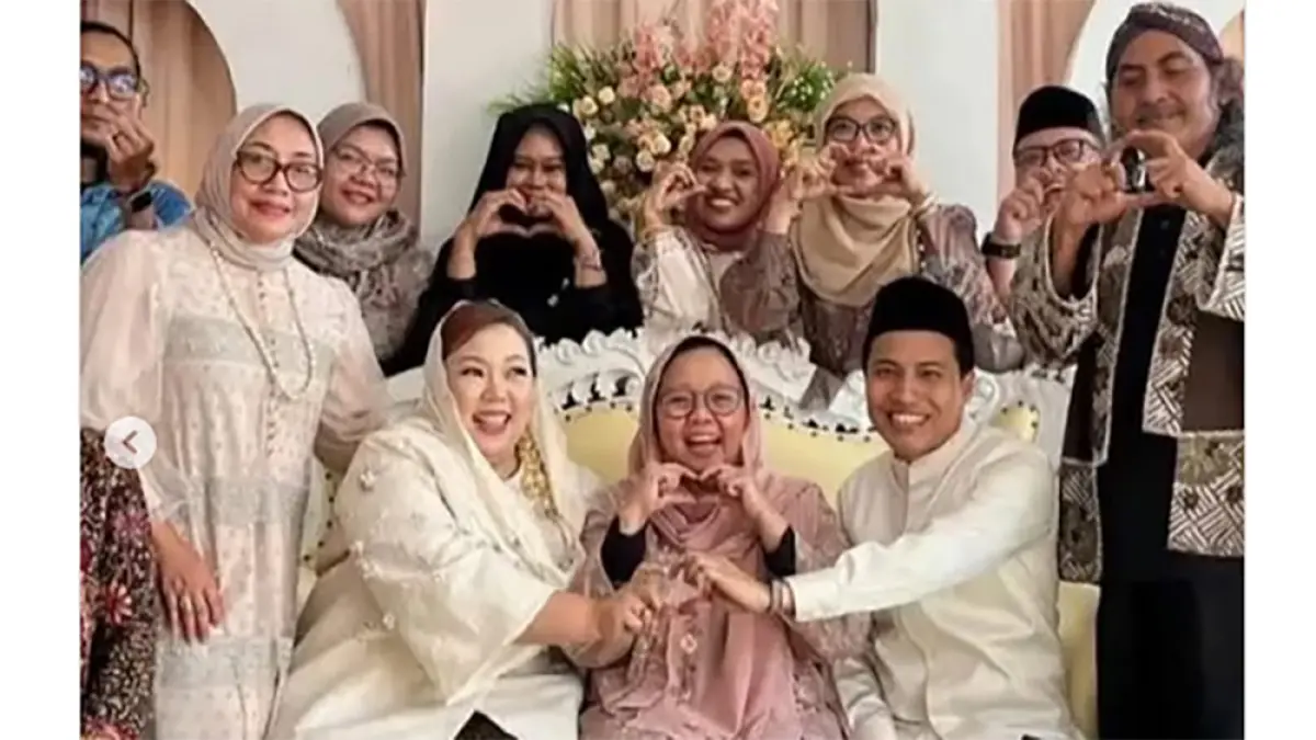 SELAMAT: Momen usai pernikahan Inayah Wahid dan Lora Muhammad Shalahuddin (Lora Mamak). (Instagram @gusdurianlomboktv)