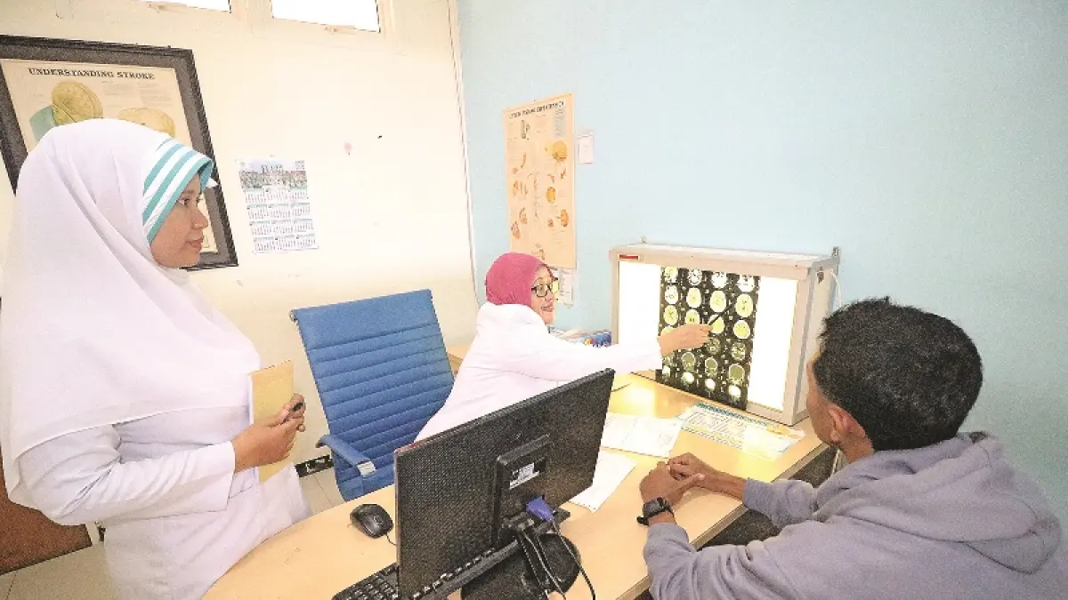 SPESIALIS: dr Ariek Lestariningtyas menjelaskan gejala stroke kepada pasien di RS Al Huda.(RSAH untuk RaBa)
