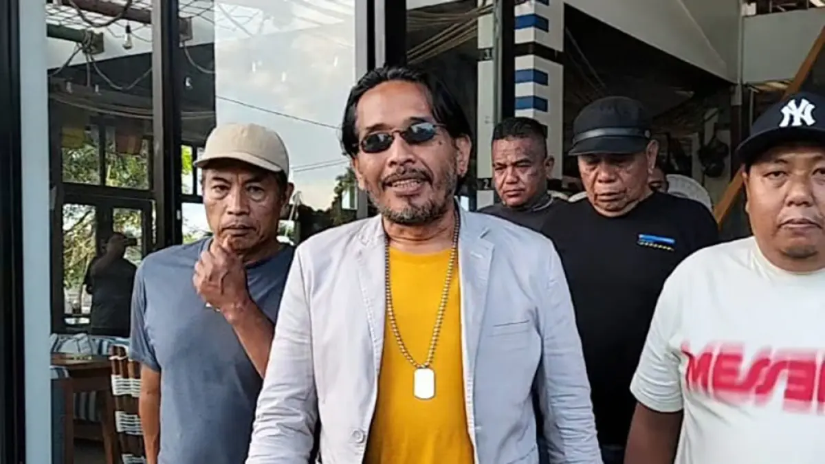 Warga dan tokoh masyarakat geruduk BIYC Marina Boom Banyuwangi, pertanyakan keberadaan WNA Rusia Andrei Fadeev usai dugaan penganiayaan. (Bagus Rio/Radar Banyuwangi)