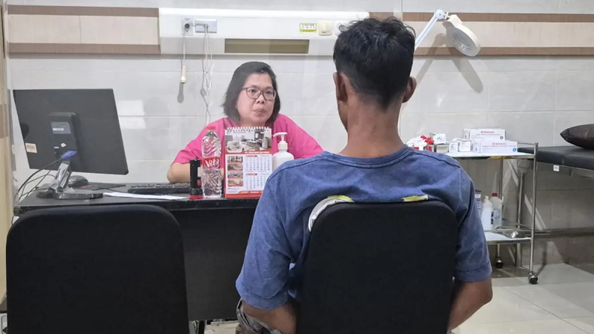 AHLI: Adi Setyawan (baju biru) diperiksa oleh ahli kejiwaan dari RS Graha Medika, Gambiran, dr Agustina Sjenny Sp Kj Selasa (7/8). (Salis Ali/Radar Banyuwangi)