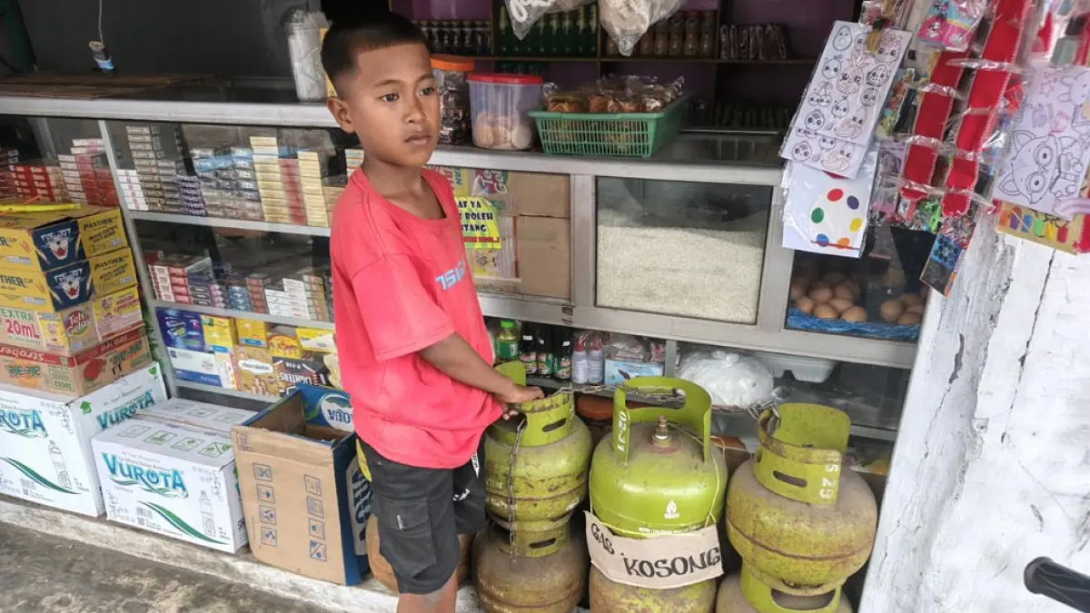 BELUM TERSEDIA: Sejumlah tabung gas elpiji melon dalam kondisi kosong dipajang di salah satu warung kelontong di dekat Pelabuhan Muncar, Selasa (7/4). (Zamrozi Wahyu/Radar Banyuwangi)