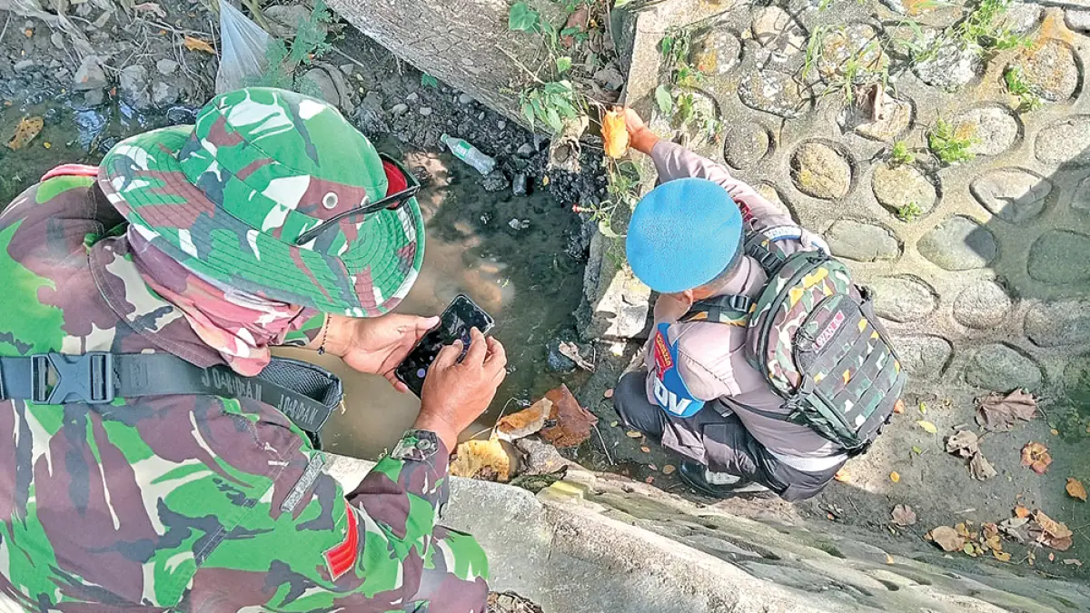 BIKIN GEGER: Tangan kera dalam kondisi mulai membusuk ditemukan di aliran irigasi Desa Wringinpitu, Kecamatan Tegaldlimo, Rabu (8/4). (Agus Sugiarto for Radar Banyuwangi)