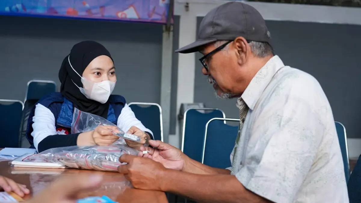 BRI Peduli gelar pemeriksaan kesehatan gratis bagi 9.500 warga. Lengkap dengan vitamin, obat, dan edukasi hidup sehat di berbagai daerah. (foto: BRI)