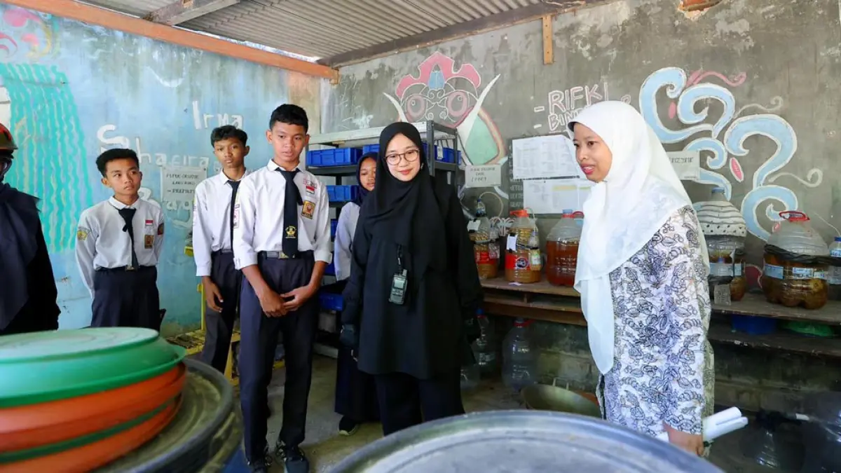 Bupati Banyuwangi Ipuk Fiestiandani berkunjung ke SMPN 3 Banyuwangi yang sukses kelola sampah jadi produk bernilai ekonomis. (banyuwangikab.go.id)