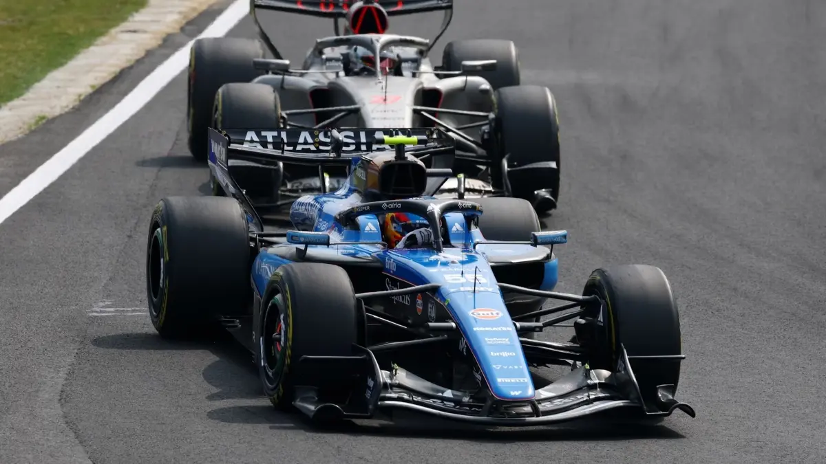 Carlos Sainz ungkap target Williams di F1 2026 usai awal musim sulit. (F1)