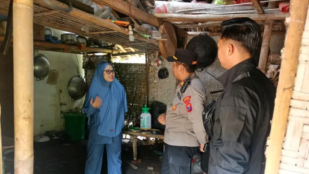 CEK TKP: Kapolsek Sempu AKP Satrio Wibowo bersama anggota mengecek TKP pencurian di Dusun Darungan, Desa Tegalarum, Kecamatan Sempu, Selasa (7/4). (Salis Ali/Radar Banyuwangi)
