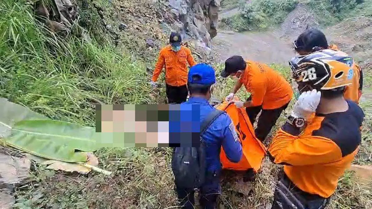 EVAKUASI: Tim SAR menemukan Sitinah, 78, dalam kondisi tak bernyawa di kebun kelapa Desa Tambong, Kecamatan Kabat, pukul 15.53, Rabu (8/4). (Tim SAR Banyuwangi)