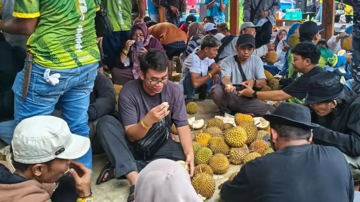 Festival Durian Songgon Banyuwangi 2026 angkat potensi durian merah hingga pelangi. Panen raya dan kontes durian tarik ratusan pengunjung.