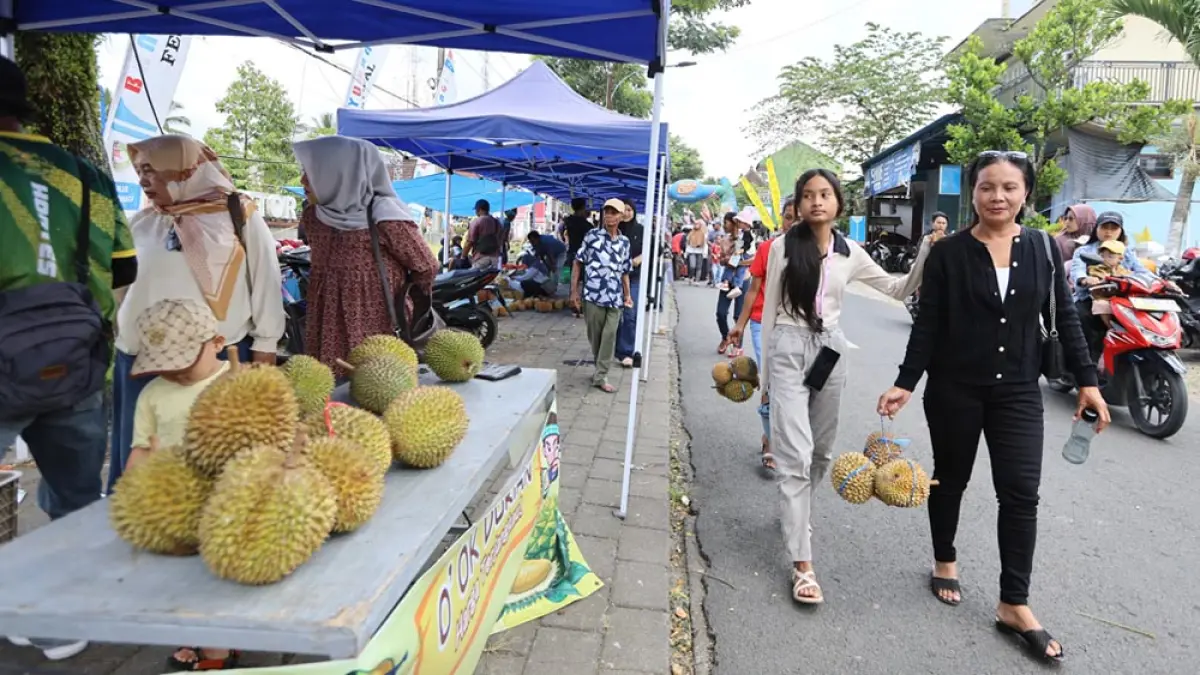 Festival Durian Songgon Banyuwangi 2026 tampilkan durian unggulan, produksi capai 3.716 ton dan jadi daya tarik wisata kuliner lokal. (Dini for Radar Banyuwangi)