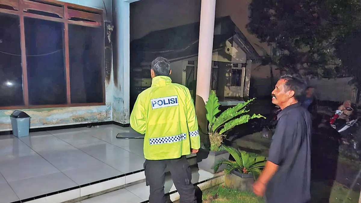 HANGUS: Anggota Polsek Genteng meligat kondisi MCB di rumah salah satu warga Dusun Selorejo, Desa Kaligondo, Kecamatan Genteng, yang terbakar pada Selasa (7/4). (Sujarwadi for Radar Banyuwangi)