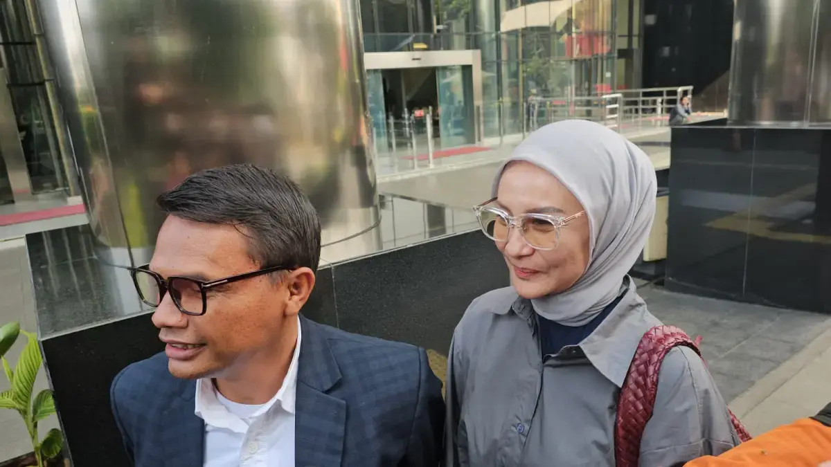 Istri politikus PDI Perjuangan Ono Surono, Setyowati Anggraini Saputro, usai menjalani pemeriksaan di Gedung Merah Putih KPK, Jakarta, Selasa (7/4). (Muhamad Ridwan/JawaPos.com)