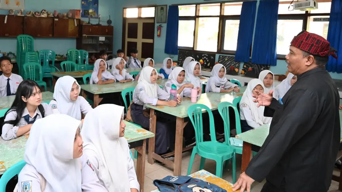 JUNJUNG TINGGI KEJUJURAN: Plt Kadispendik Banyuwangi Alfian menyemangati siswa-siswi SMPN 2 Banyuwangi sebelum mengikuti TKA pada hari kedua, Selasa (7/4). (Ramada Kusuma/Radar Banyuwangi)