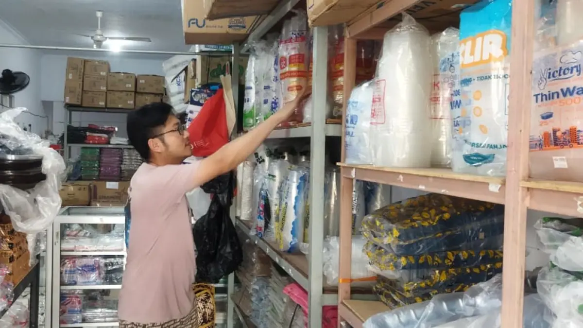 MELAMBUNG: Harga sejumlah produk plastik mengalami kenaikan sejak sebelum Idul Fitri. (Steven for Radar Banyuwangi)