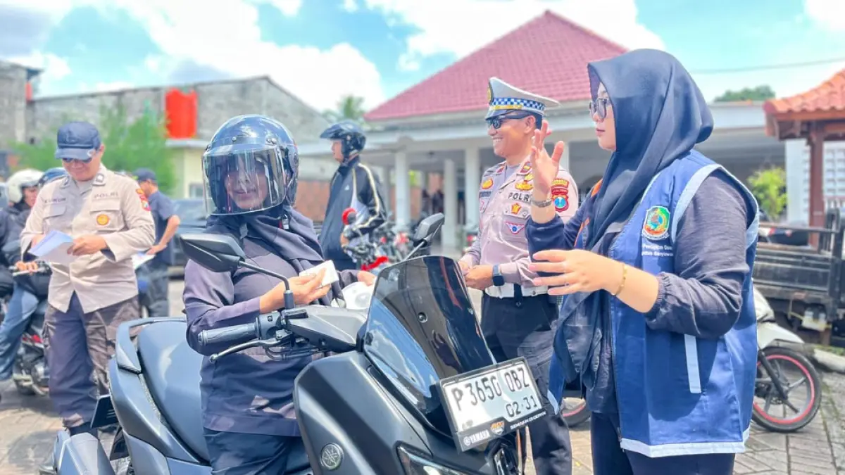 PATROLI: Petugas gabungan dari Unit Lantas Polsek Genteng, Bapenda Banyuwangi, dan Jasa Raharja melakukan sosialisai dan operasi kepatuhan berkendara di wilayah Kecamatan Genteng, Selasa (7/4). (Salis Ali/Radar Banyuwangi)