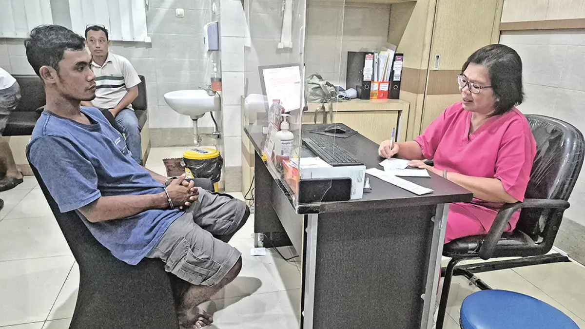 PEMERIKSAAN: Dokter ahli kejiwaan dr Agustina Sjenny Sp Kj melakukan pemeriksaan kondisi kejiwaan Adi Setyawan di RS Graha Medika Gambiran pada Selasa malam (7/4). (Salis Ali/Radar Banyuwangi)