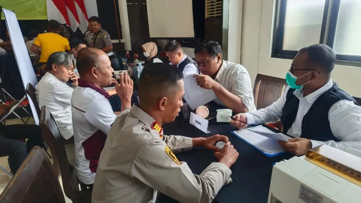 PEMERIKSAAN: Sejumlah personel kepolisian menjalani tes kesehatan di Rupatama Wira Pratama Mapolresta Banyuwangi, Selasa (7/4). (Bagus Rio/Radar Banyuwangi)