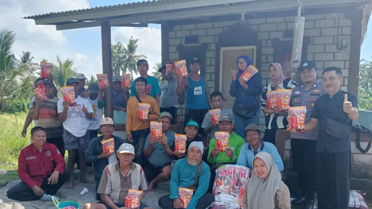 Polresta Banyuwangi mengawal penyaluran 300 kg benih jagung kepada petani Desa Dadapan. (Istimewa)