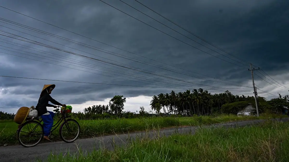 POTENSI HUJAN: Langit mendung dengan awal tebal menyelimuti kawasan Kota Banyuwangi, Rabu sore (8/4). Potensi hujan ringan dan lebat masih akan terjadi pekan depan. (Ramada Kusuma/Radar Banyuwangi)