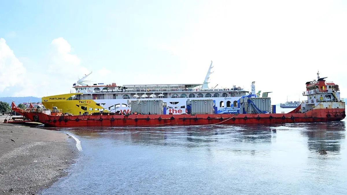SANDAR: Kapal LCT Ayu 88 dengan muatan 150 ton travoa sandar di Dermaga Bulusan, Rabu (8/4). Travo tersebut untuk keperluan PSN milik PLN di Kalipuro. (Ramada Kusuma/Radar Banyuwangi)