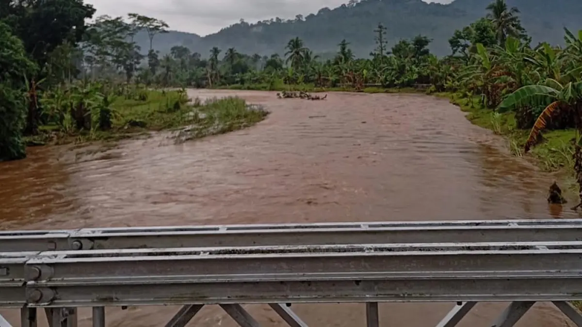 SEMPAT MELUAP: Debit arus kali Sungailembu di Desa Sumberagung, Kecamatan Pesanggaran mulai mengecil, Rabu (8/4). (Sur for Radar Banyuwangi)