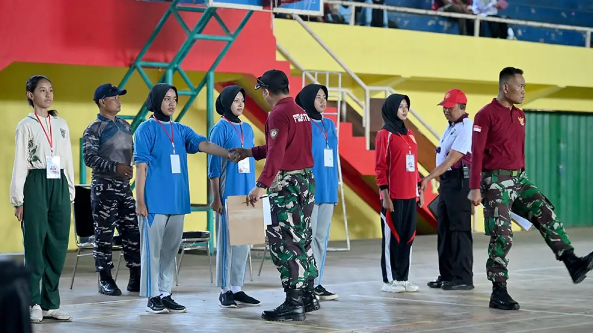 TAHAPAN SELEKSI: Peserta seleksi paskibraka menjalani tes yang dinilai pelatih dari TNI AL, TNI AD, dan kepolisian di GOR Tawangalun, Banyuwangi, Selasa (8/4). (Ramada Kusuma/Radar Banyuwangi)