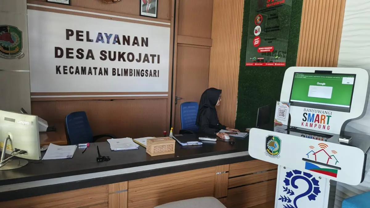 TAK TERIMBAS: Pelayanan masyarakat di Kantor Desa Sukojati, Kecamatan Blimbingsari, berlangsung normal, Selasa (7/4). (Zamrozi Wahyu/Radar Banyuwangi)
