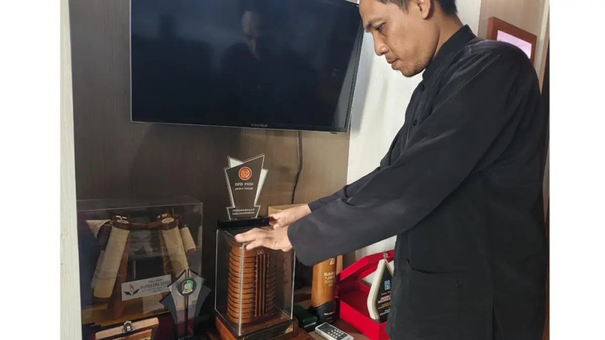 TERSIMPAN RAPI: Sejumlah piala, termasuk penghargaan desa anti korupsi yang diraih Desa Sukojati, Kecamatan Blimbingsari, masih terjejer rapi di kantor desa setempat Selasa (7/4). (Zamrozi Wahyu/Radar Banyuwangi)