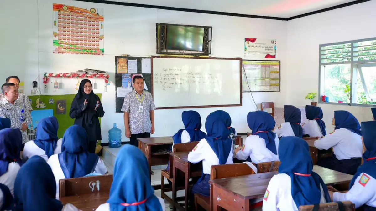 TKA SMP 2026 di Banyuwangi diikuti 24.681 siswa, sempat terkendala jaringan di SMPN 3, Bupati Ipuk turun langsung meninjau lokasi. (banyuwangikab.go.id)