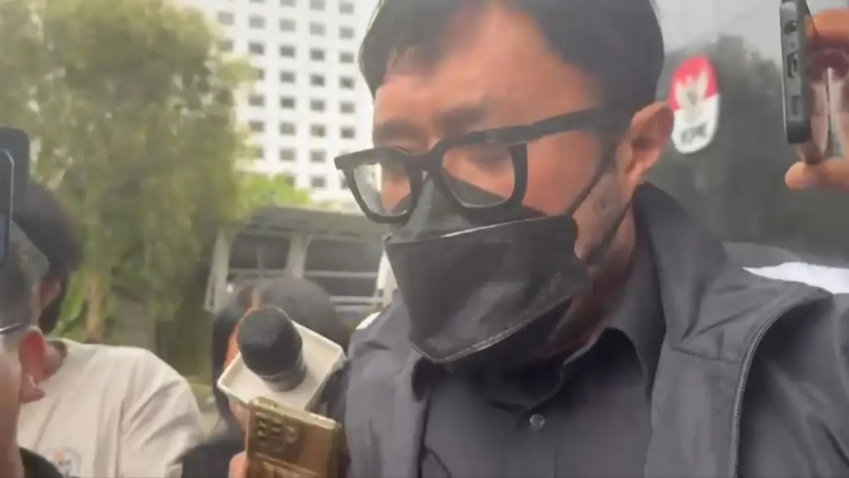 Wakil Ketua DPD Fraksi PDI Perjuangan Ono Surono usai menjalani pemeriksaan sebagai saksi dugaan suap ijon proyek Bupati Bekasi di Gedung Merah Putih KPK, Jakarta. (Muhammad Ridwan/ JawaPos.com)