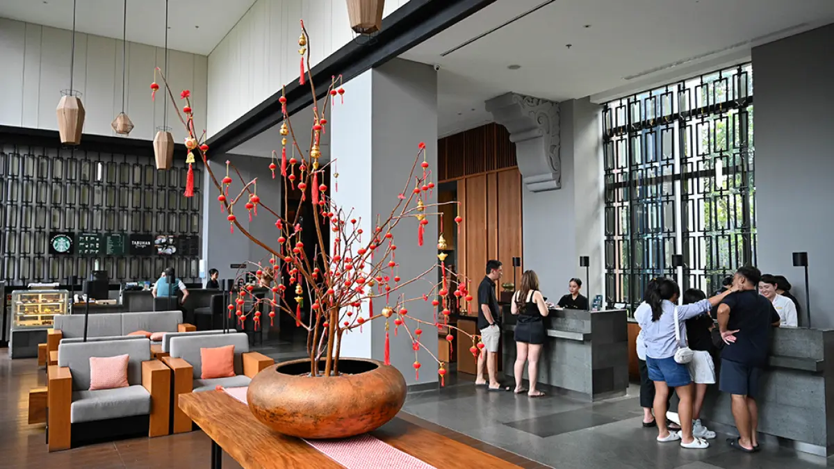 BERSOLEK: Hotel Kokoon Banyuwangi berhias ornamen khas Imlek pada Februari lalu. (Ramada Kusuma/Radar Banyuwangi)