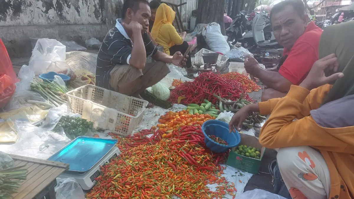 JUAL BELI: Konsumen membeli cabai dan aneka bumbu masakan yang dijajakan pedagang di Pasar Banyuwangi Rabu (8/4). (Akbar Maulana/Radar Banyuwangi)