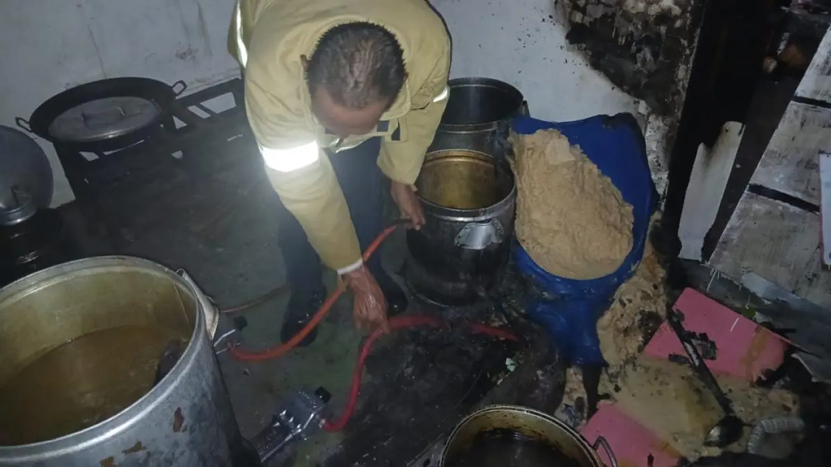 Kebakaran dapur Soto Ayam Barokah Banyuwangi akibat LPG bocor, dua karyawan terluka. Damkarmat cepat padamkan api, kerugian Rp15 juta. (M Ksatria Raya/Radar Banyuwangi)