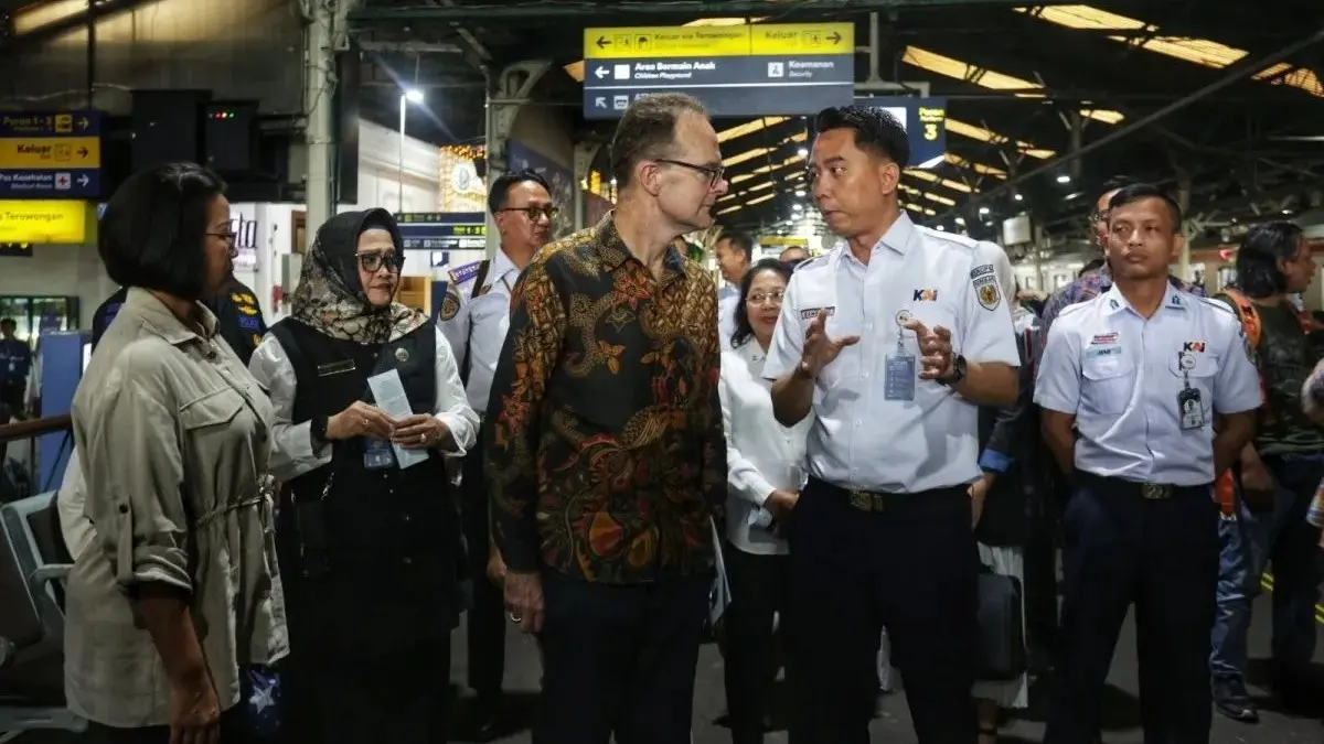 Kunjungan Dubes Inggris Dominic Jermey ke Stasiun Yogyakarta. (Antara)