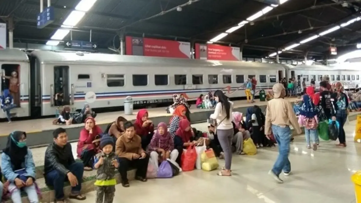 Lonjakan penumpang Angkutan Lebaran 2026 di Daop 2 Bandung tembus hampir 1 juta orang. (JawaPos.com)