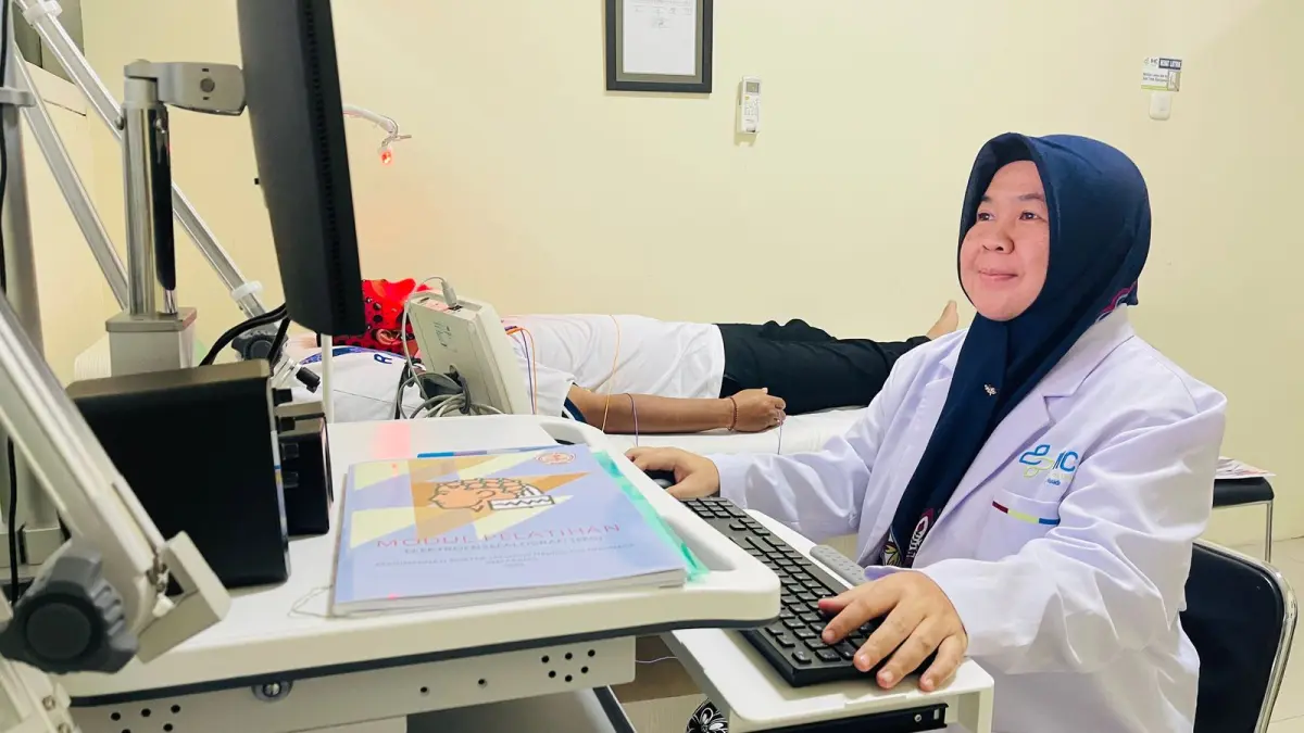 CANGGIH : dr. Anisah Khoiriah, Sp.N dokter Spesialis Syaraf sedang melakukan pemeriksaan Electroencephalography (EEG) di Poliklinik Spesilalis Saraf RSU Bhakti Husada.(IHC RSU Bhakti Husada Krikilan untuk Raba)