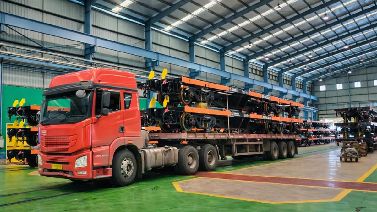DIANGKUT TRAILER: PT Industri Kereta Api (INKA) Banyuwangi mengirim 60 unit gerbong dengan tujuan palembang. (INKA for Radar Banyuwangi)