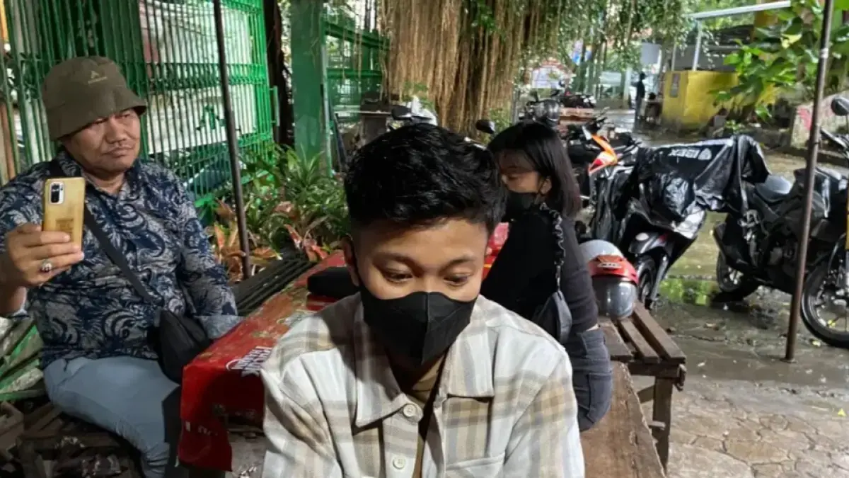 Erfastino Reynaldi alias Rey, warga Kota Batu, Jawa Timur, memberikan klarifikasi soal laporan dugaan pemalsuan identitas yang dilayangkan istrinya. (Dokumentasi Radar Malang)