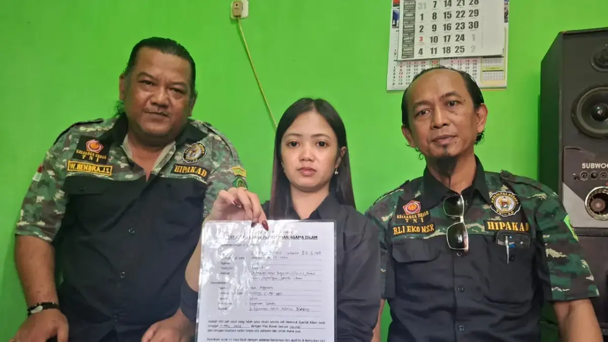 Intan Anggraeni (tengah) didampingi kerabat menunjukkan surat keterangan nikah siri dengan Rey. (Nabila Amelia/Radar Malang)