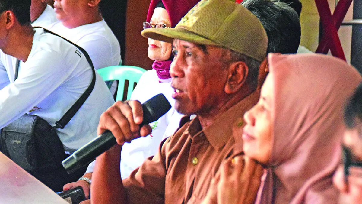 KLARIFIKASI: Kades Untung Suripno saat menemui warga yang datang ke Kantor Desa Sukojati Senin lalu (6/4). (Zamrozi Wahyu/Radar Banyuwangi)