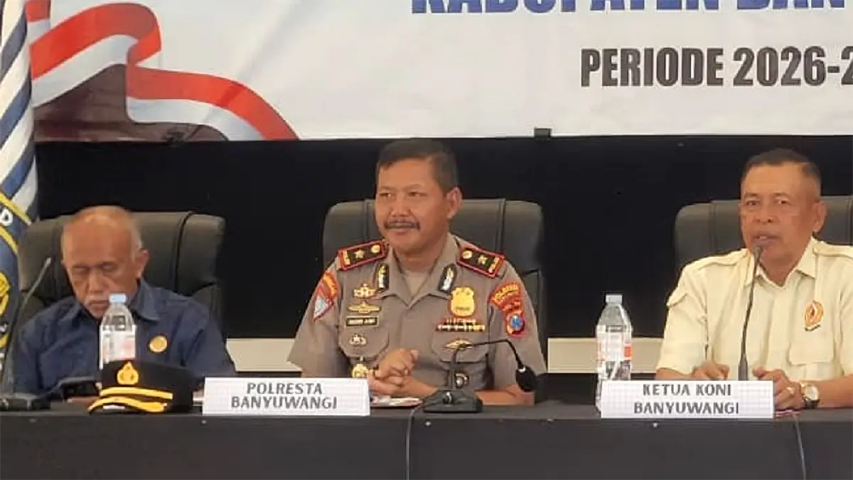 Kompol Bashori Alwi (tengah), Perwira Lapangan yang Kini Aktif Bina Generasi Muda Banyuwangi. (Fredy Rizki/Radar Banyuwangi)