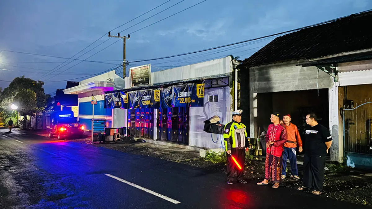 TKP: Kanitlantas Polsek Kalibaru Aipda Aries Prasetyanto melakukan olah tempat kejadian perkara di Dusun Gunungsari, Desa Sumbergondo, Kecamatan Glenmore, Rabu malam (8/4). (Aries for Radar Banyuwangi)